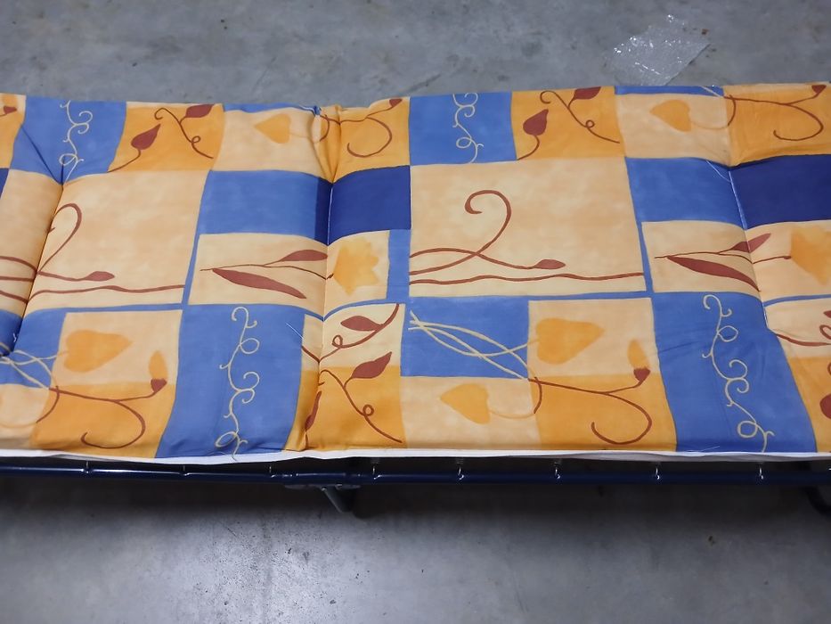 Divã  cor azul e amarelo