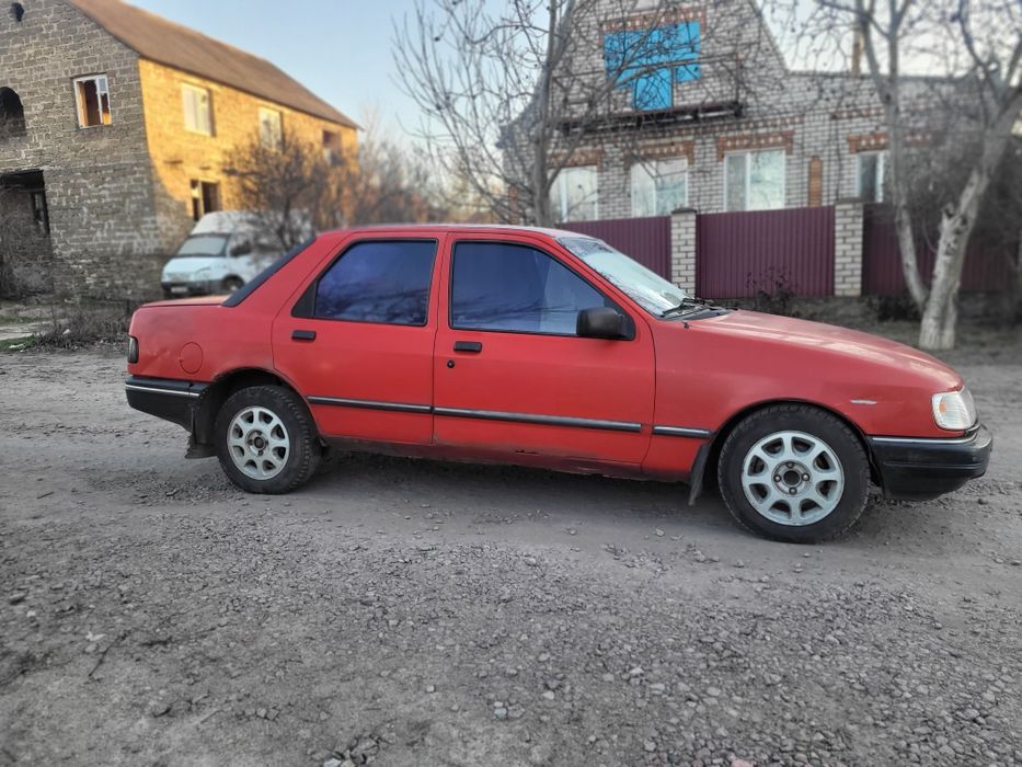 Ford Sierra  газ бензин 1.8 . Чудовий стан