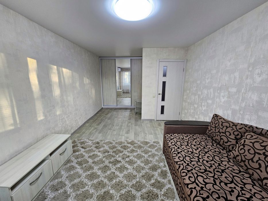 Продам 1-кімнатну квартиру (39 м²) внизу проспекту Олександра Поля