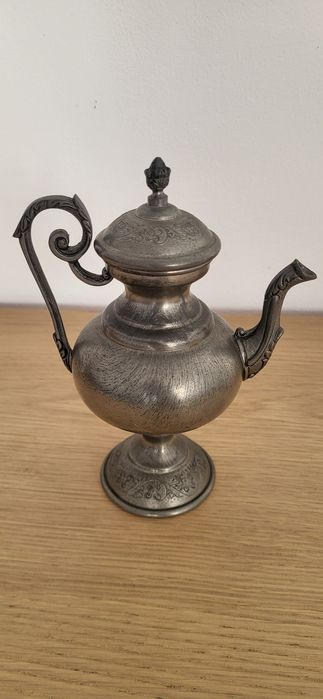 Bule / Cafeteira Decorativa em Estanho