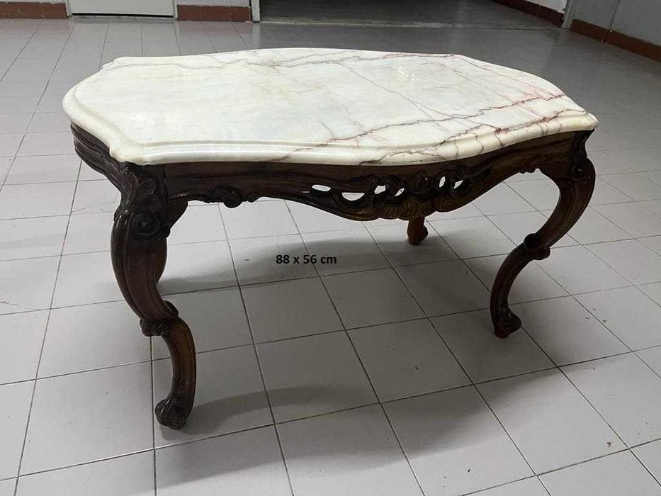 Mesa de Centro com tampo em mármore  com 88 x 56 cm