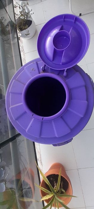 Balde plástico roxo com tampa