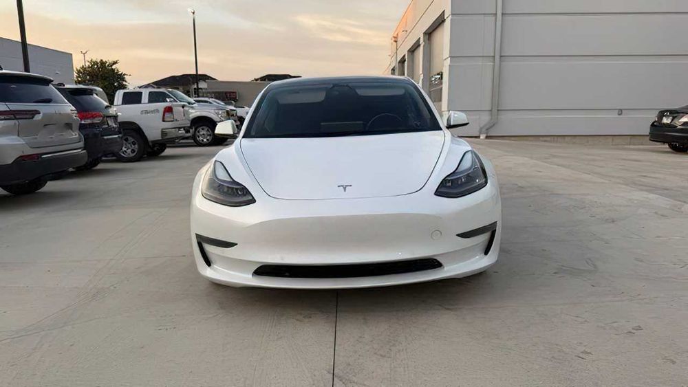 Tesla Model 3 Long Range      2022