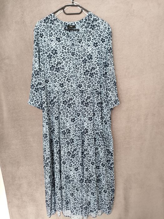 Błękitna sukienka midi w czarne kwiaty