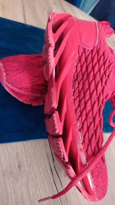 Czerwone buty 40 na nietypowej podeszwie wkładka 26 cm