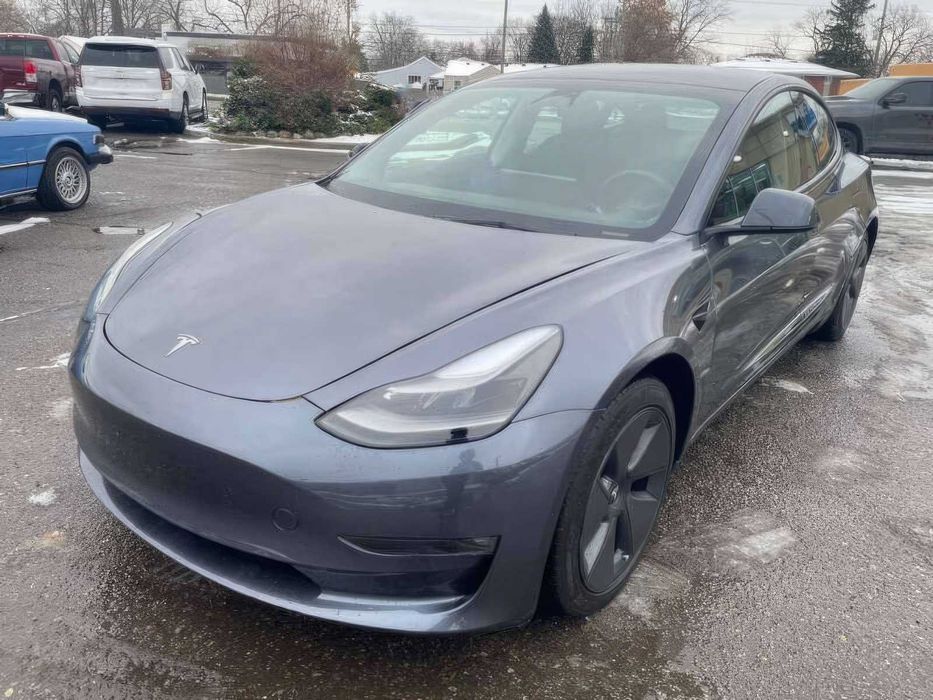 Tesla Model 3      2023