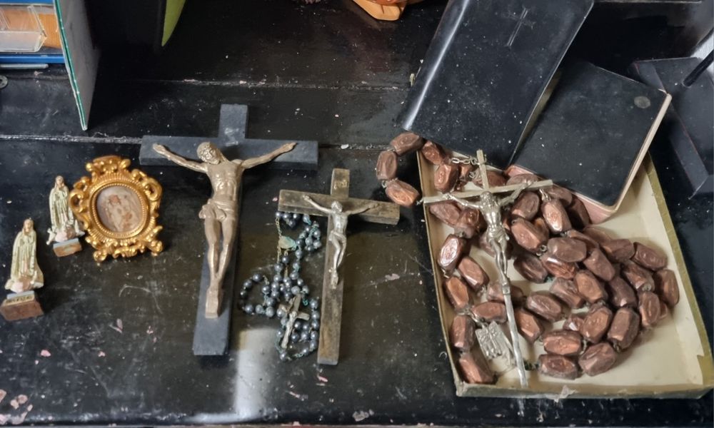 Lote de artigos religiosos