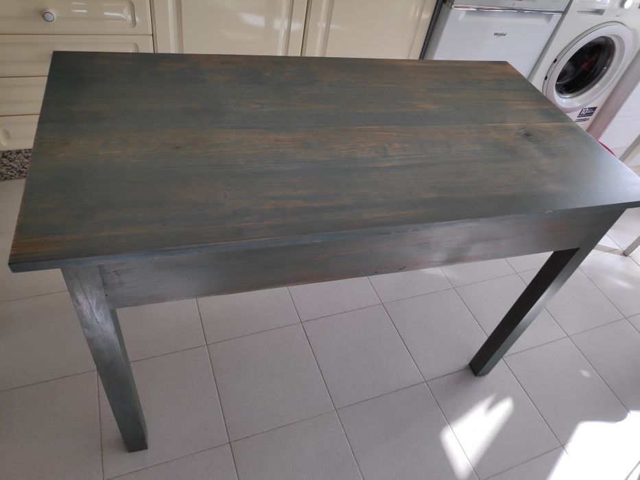 Mesa em madeira de pinho