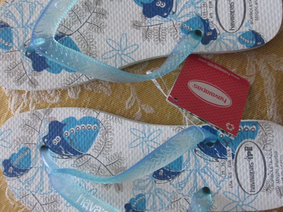Havaianas em tons azuis e branco