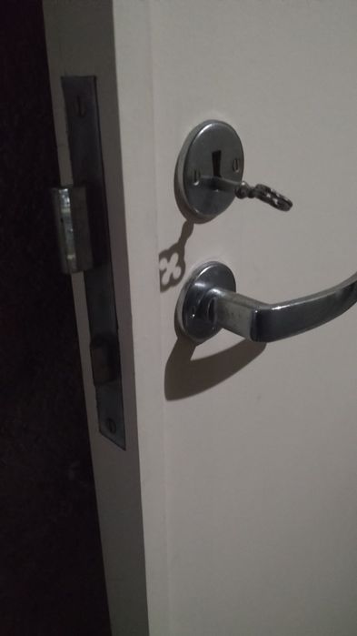 Móvel antigo de parede e porta robusta