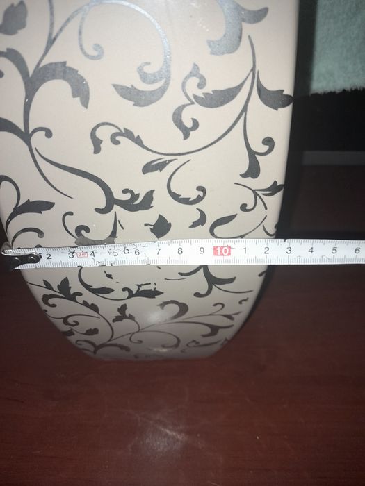 Duży dekoracyjny wazon ceramiczny.