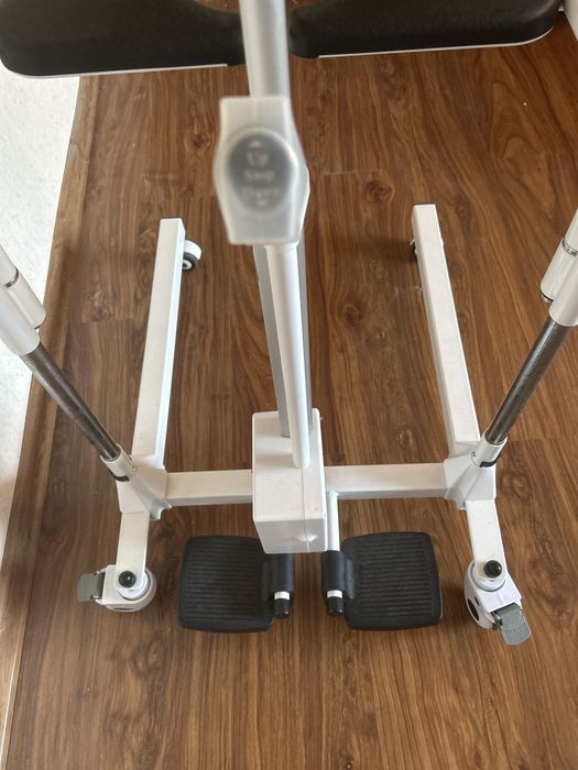 Wózek inwalidzki sanitarny elektrycznie podnoszony BMW02