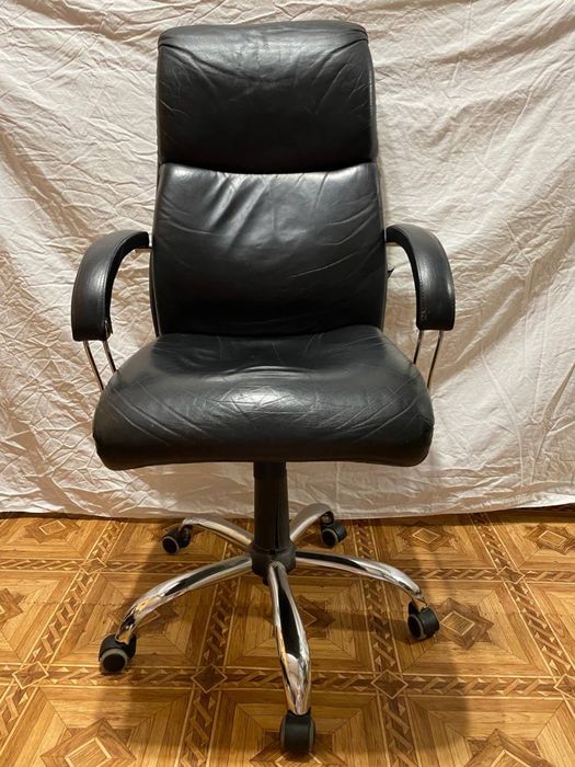 Шкіряне офісне крісло