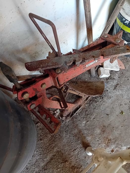 Moto cultivador em bom estado para desocupar.