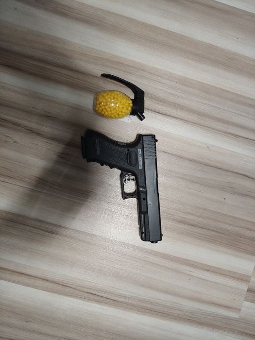 Zabawkowy pistolet Glock 18 na kulki