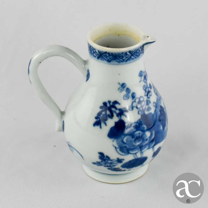 Leiteira porcelana da China, decoração floral, Qianlong séc. XVIII