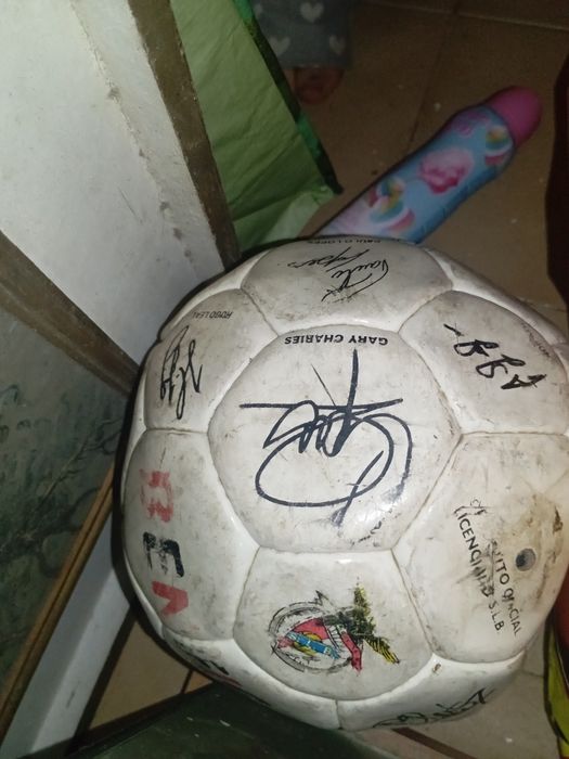 3 bolaa de futebol assinadas uma e do SLB