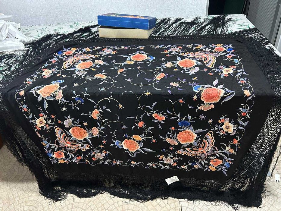 Xale antigo em seda pura – Bordado artesanal – Peça de coleção