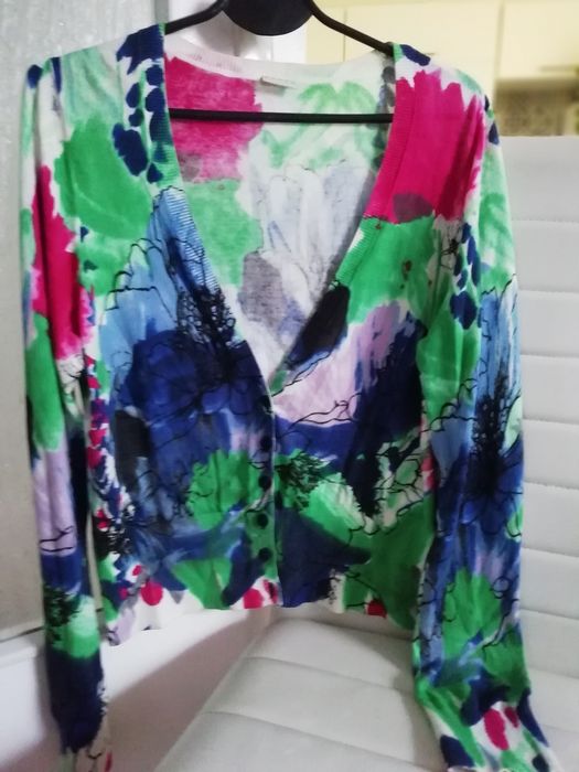 Sweterek damski w modnych kolorach