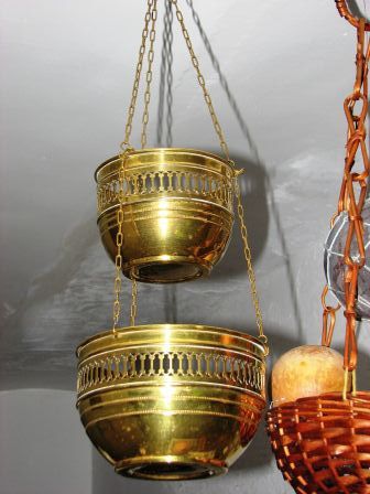 Floreira em latão com dois andares de pendurar