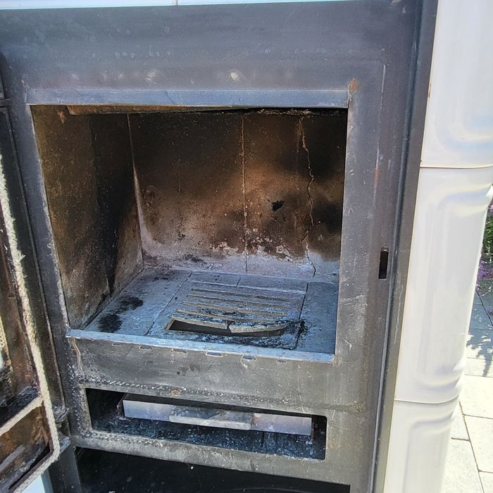 PIEC KAFLOWY kominek koza stalowy z rurami do odprowadzania spalin