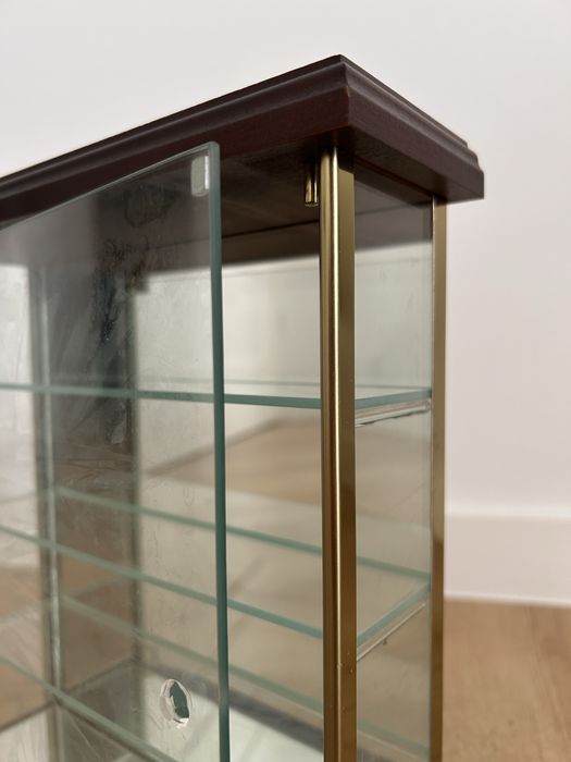 Piękna szklana gablotka gablota witryna na pamiatki