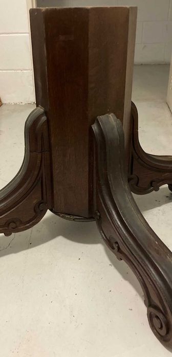 Mesa de Jantar com pé central e extensão