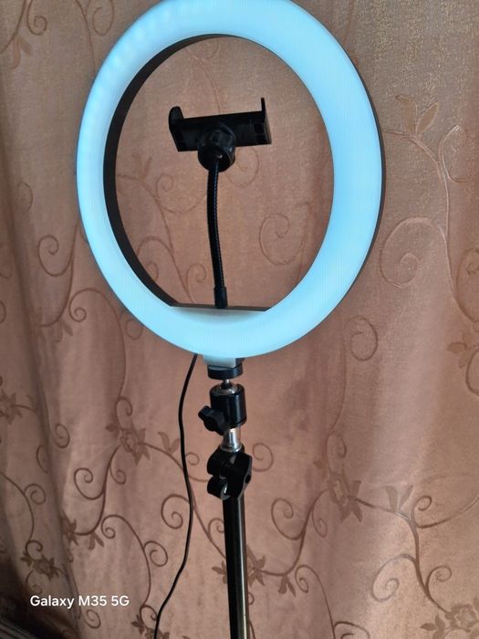 Кільцева лампа зі штативом