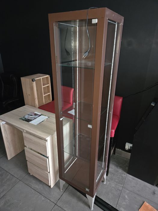 Witryna wolnostojąca gablota ekspozycyjna  sklep oświetlenie