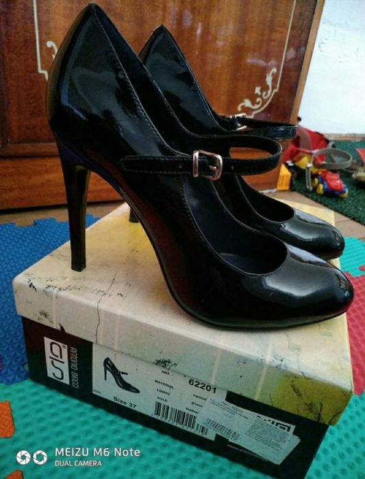 Туфлі лакові фірмові на каблуку