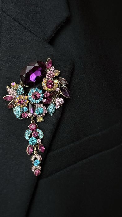 Elegancka broszka z cyrkoniami