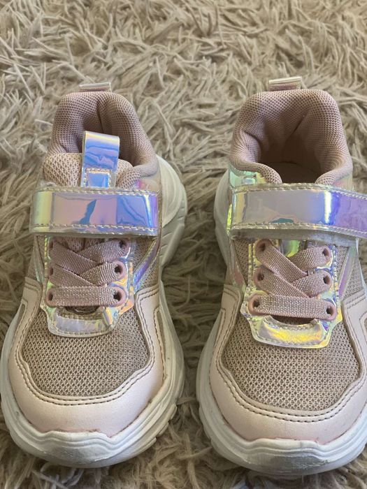 Взуття для дівчинки