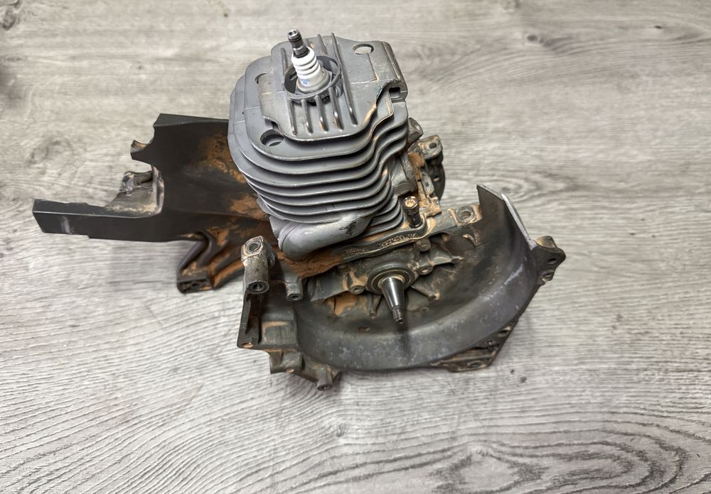 Piła Husqvarna K750 Silnik Cylinder Tłok Wał