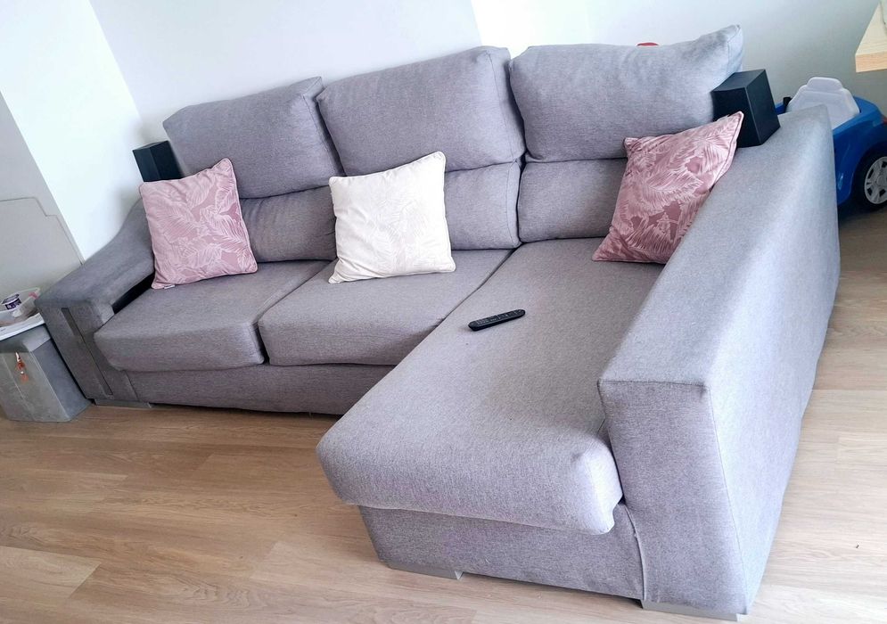 Vendo lindo sofá chaise long sem rasgos com baú de arrumação