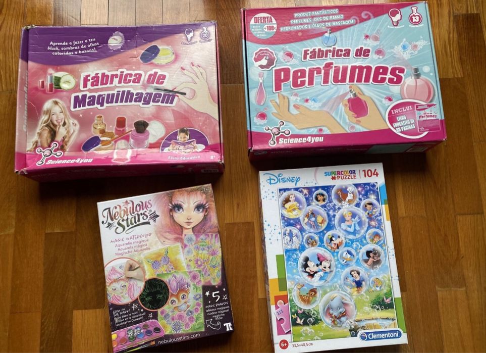 Jogos , livros , vasos , candeeiro