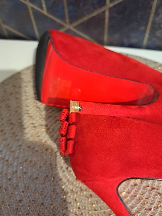 Czerwone buty na obcasie.