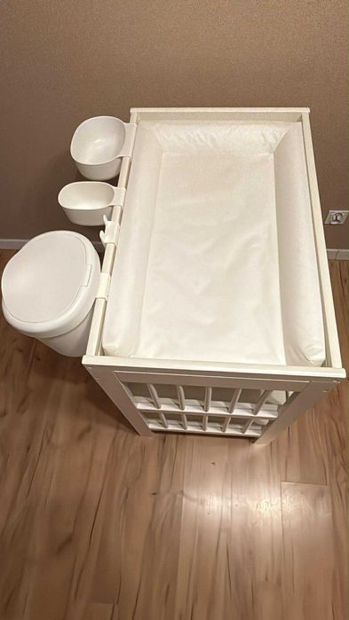 Przewijak Gulliver wraz z pojemnikami oraz matą.