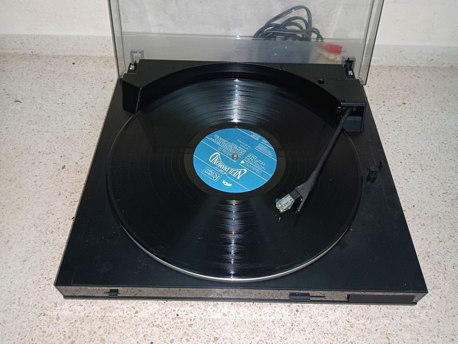 Gira discos / toca discos marca GRUNDIG a funcionar perfeitamente e ex