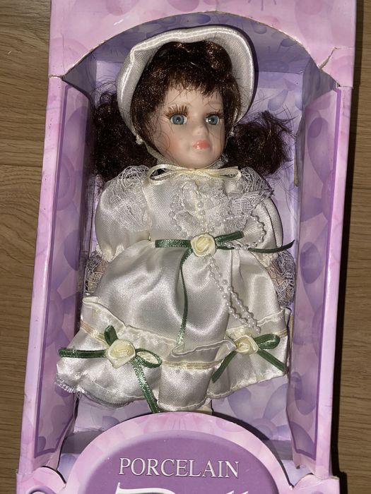 Nowa lalka porcelanowa