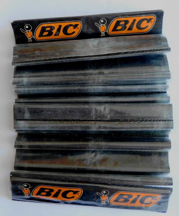 Antigo expositor de loja, suporte para isqueiros BIC, coleção