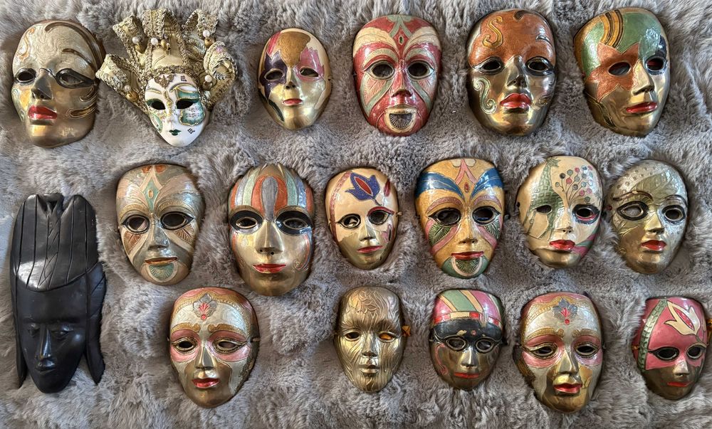 Duża kolekcja 18 masek weneckich ręcznie malowanych – vintage