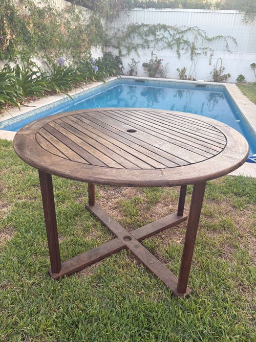 Mesa redonda de jardim em madeira