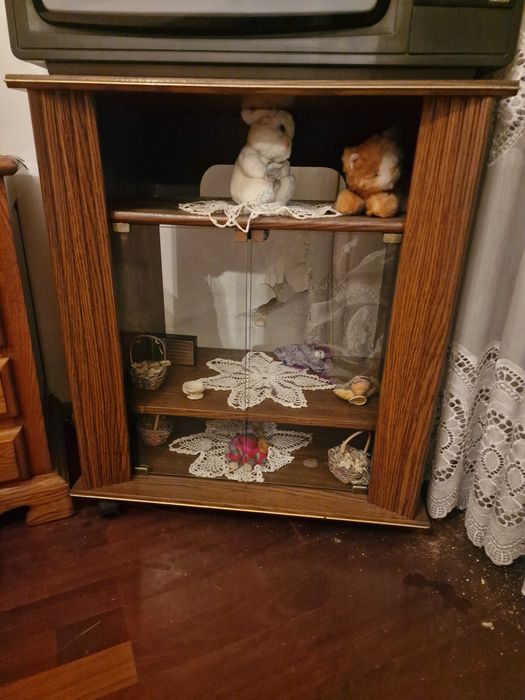 Móvel com vitrine em madeira maciça