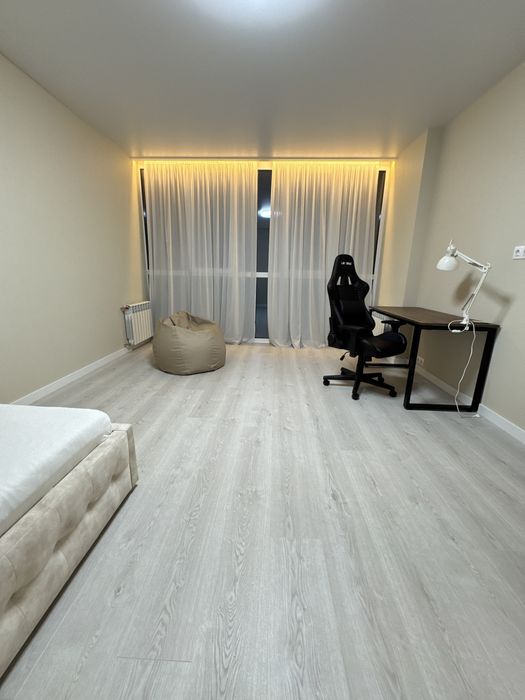 Трьохкімнатна квартра, вид на парк, дизайнерський ремонт для себе