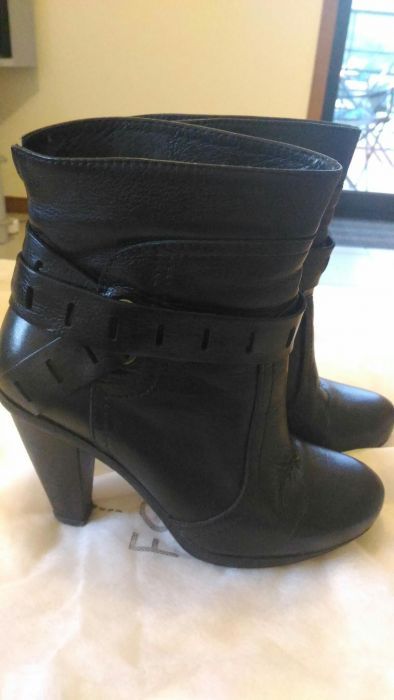 Botins pretos em pele, marca Entrepés, Tam 36.