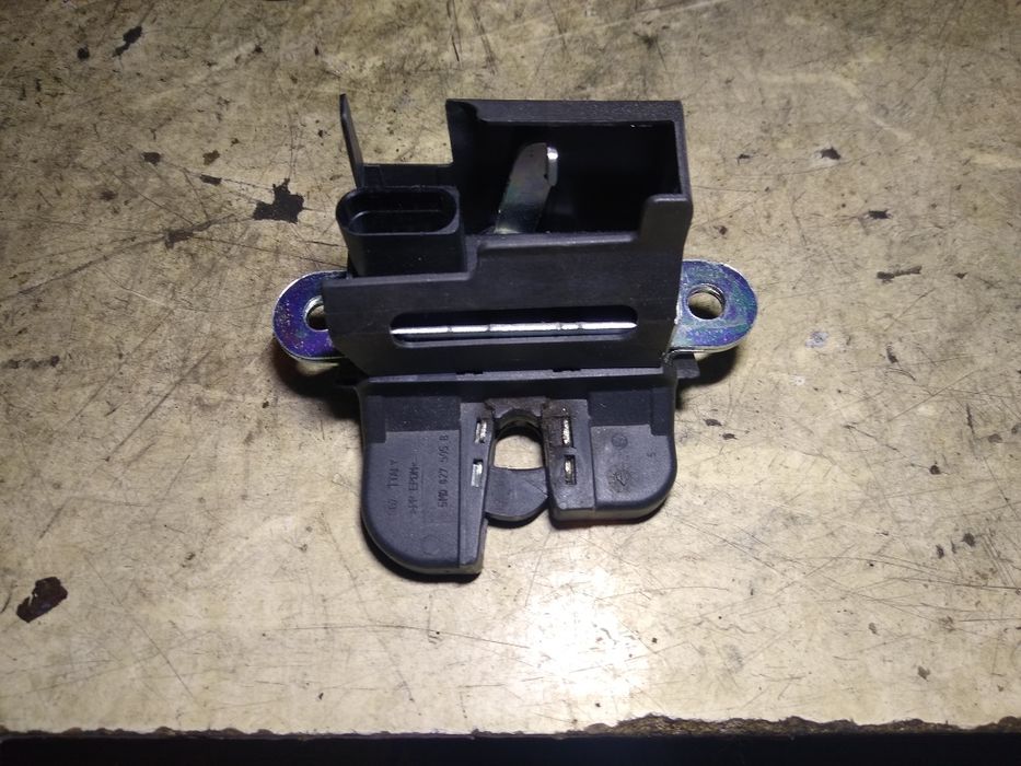 Zamek klapy bagażnika VW Touran golf V V plus passat b6 kombi oryg