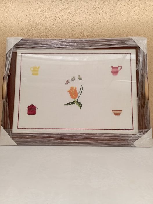 Tabuleiro que tanto serve para decoração, como servir na cozinha.