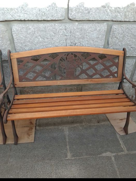 Mesa e 4 bancos de jardim