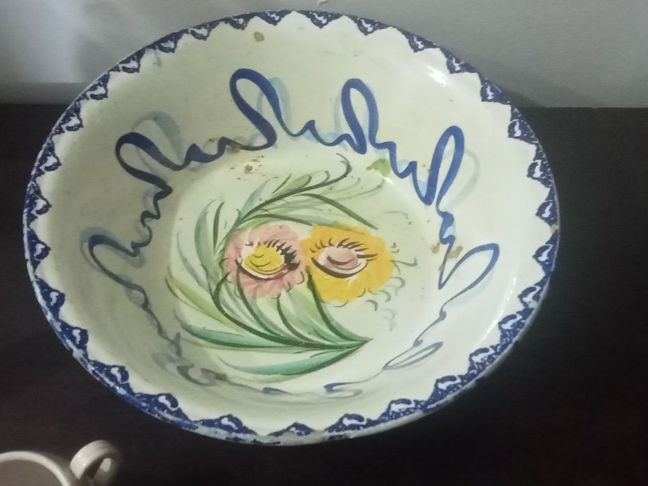Bacia/ saladeira e pequena caneca em faiança