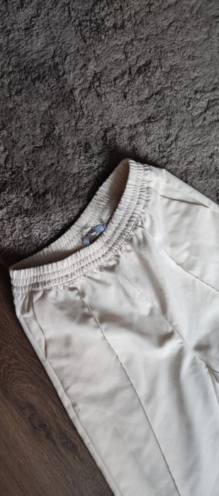 spodnie eleganckie NA-KD na gumce krem biel